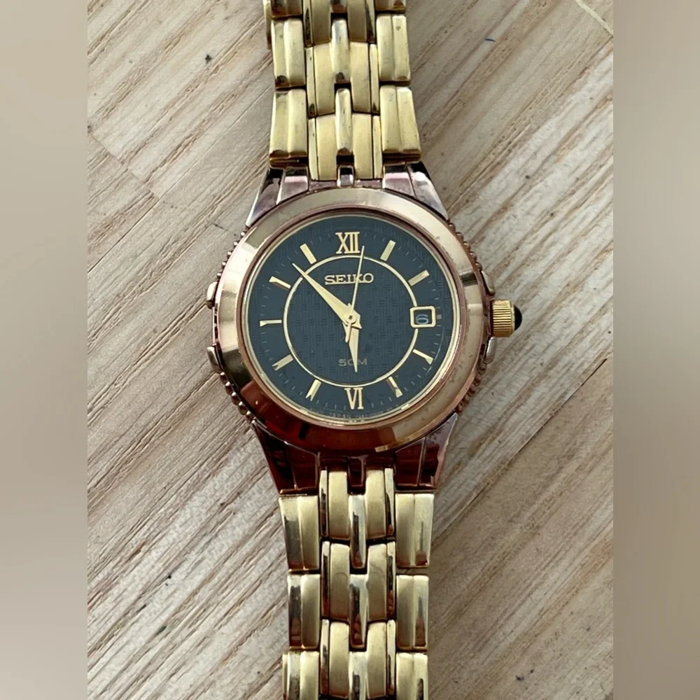 Seiko Rare Ladies Watch Gold-Tone Bracelet Case Hands Black Carbon Fiber Dial